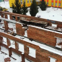 У розбомбленому шкільному харчоблоці будівельники вже звели стіни