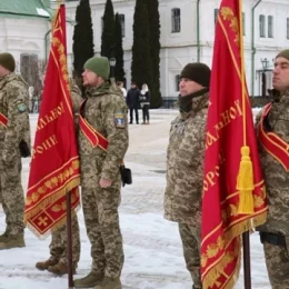 Стрічки до бойових прапорів вручили військовим підрозділам тероборони