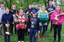 Дитячий духовий оркестр із Чернігівщини супроводжує загиблих Героїв