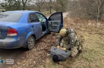 Трьох осіб, які незаконно торгували зброєю, боєприпасами та вибухівкою, затримали у Чернігові