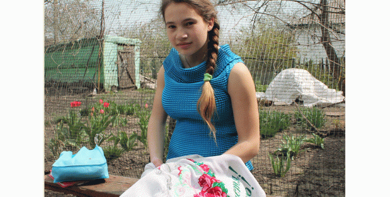 Школярка з Чернігівщини вишиває… однією рукою