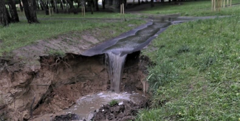 Через зсув грунту небезпечний яр наближається до десятиповерхівки