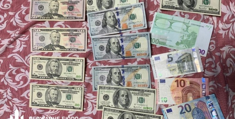 Слідчі ДБР викрили злочинну схему судді, поліцейського та адвоката