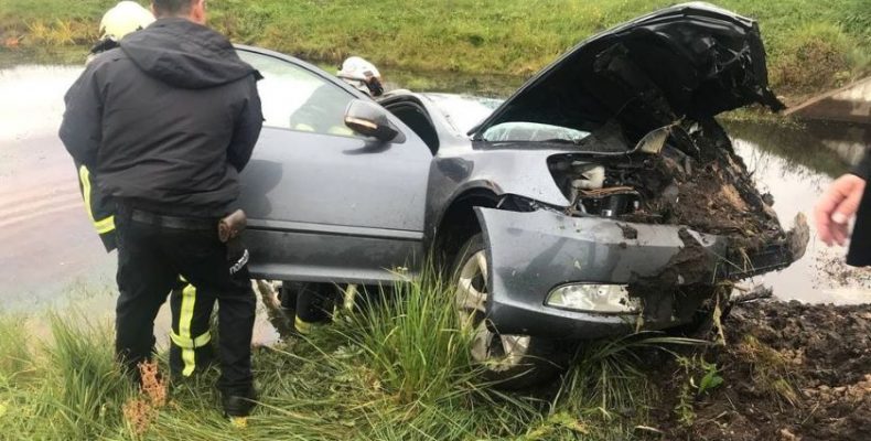 Одна людина загинула, двоє в лікарні внаслідок падіння автомобіля