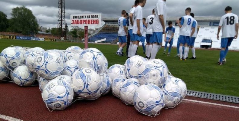 Юні футболісти закінчили спортивну школу «Десна»