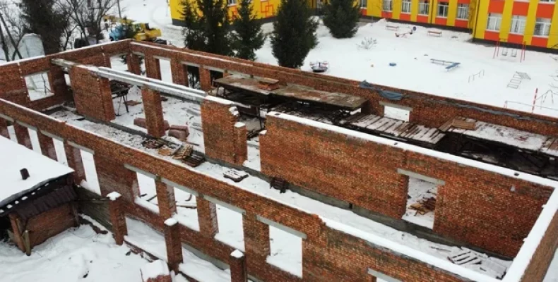 У розбомбленому шкільному харчоблоці будівельники вже звели стіни