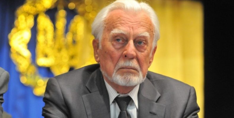 За носіння вишиванки на нього написали донос