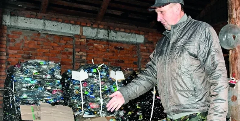 Чернігівщина: пластикові пляшки пресують у блоки та продають