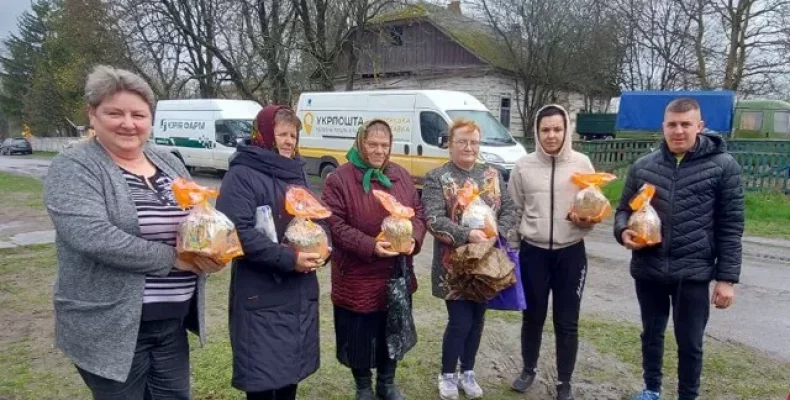 Родинам, які втратили житло, волонтери роздали 2300 пасок