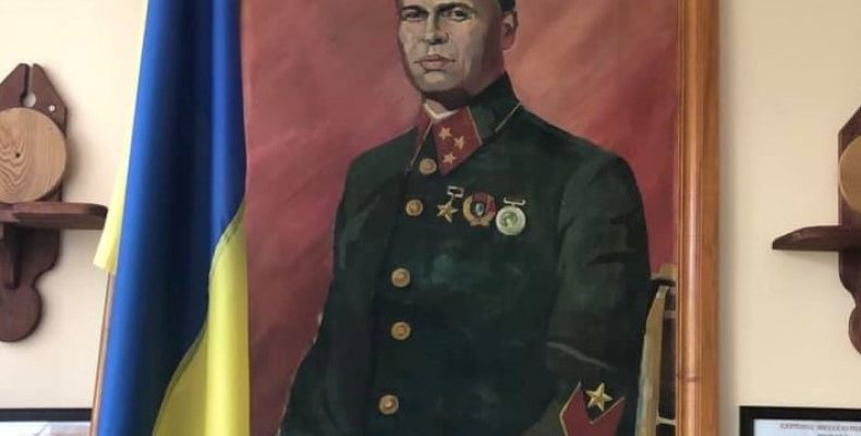 У школах поруч з державним прапором — портрети ворогів України