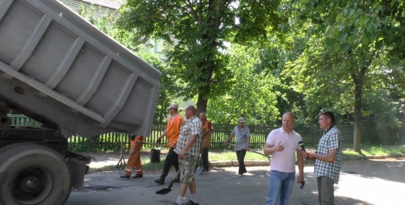 Поки владі бракує грошей, мешканці Любеча «скинулися» на дорогу