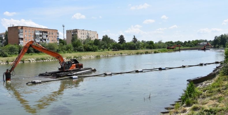 У Носівці розчищають річку і облаштовують зону відпочинку