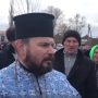 Селяни слухають Службу Божу від українського духовенства
