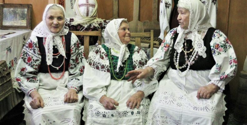 Сільські бабусі виконують фольклорні пісні Чернігівщини