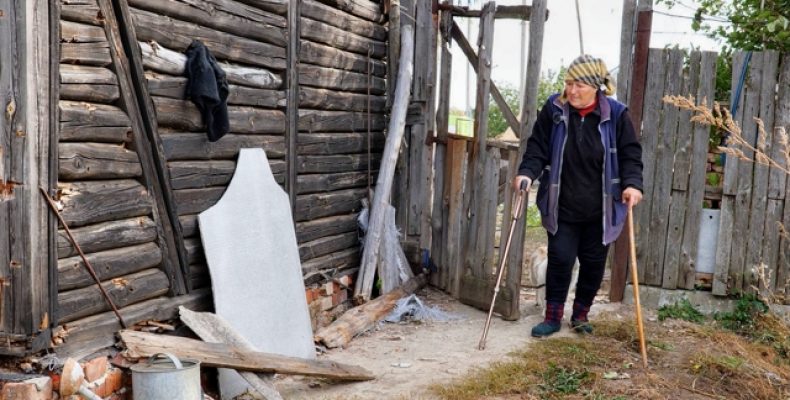 Волонтери з «Добробату» допомогли літній жінці з будівельними матеріалами