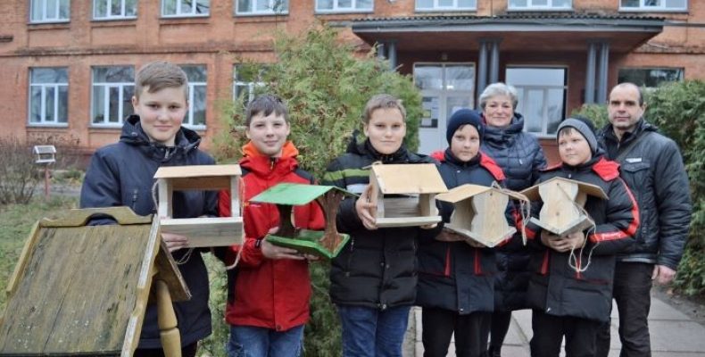 Учні Семенівщини виготовили оригінальні зимові домівки для птахів