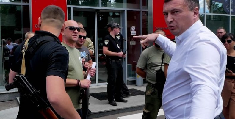 Кандидата від «Слуги народу» з Чернігова охороняють автоматники