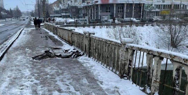 Провалився міст через річку Стрижень у Чернігові