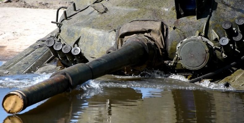 Школа танкістів у Десні: підводне водіння. Фото