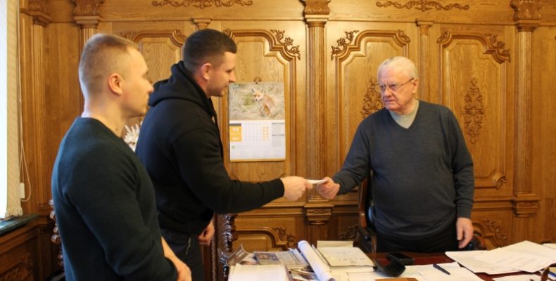 Леонід Яковишин вручив грошову премію бобровицьким чемпіонам