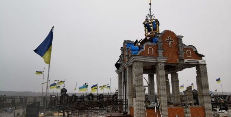 Російські окупанти розбомбили могили воїнів АТО у Чернігові