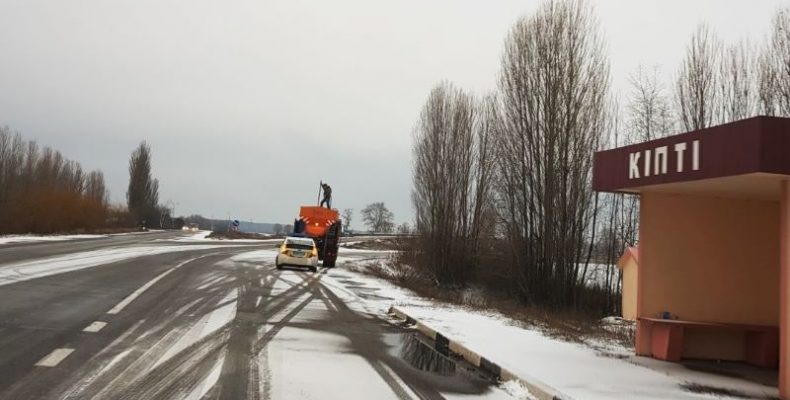 Як працюють служби автомобільних доріг в складних погодних умовах