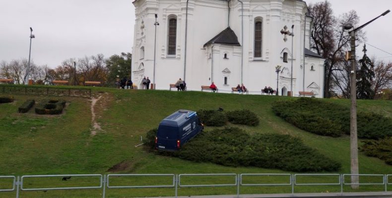 Водій заснув за кермом і автівка ледь не протаранила церкву