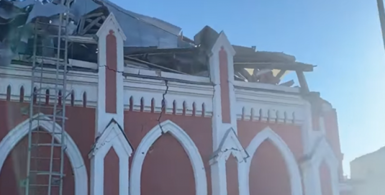 Русские оккупанты  в Чернигове сбросили бомбу на библиотеку