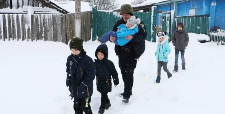 Родину з шістьма дітками поліцейські вивезли з під обстрілів