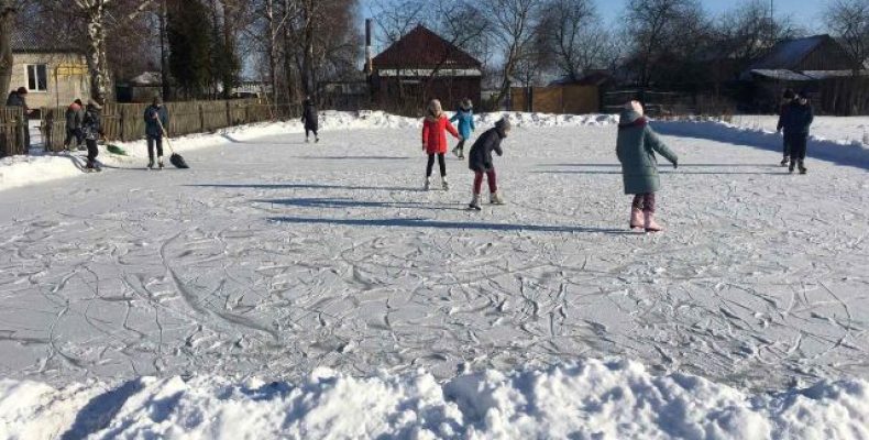 Зробили ковзанку для дітвори прямо на городі