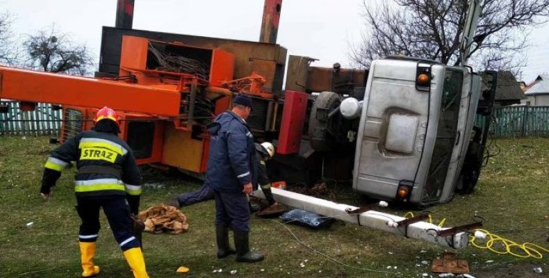 Електроопора впала на водія автокрану