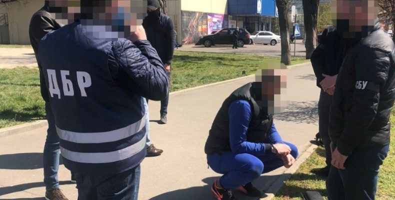 Слідчі ДБР затримали посадовця міграційної служби