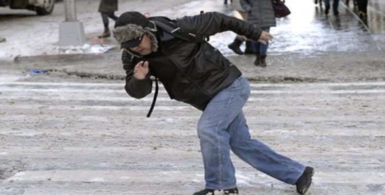 Людям похилого віку радять взагалі не виходити з дому