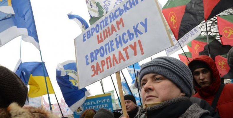 Зарплати в Україні можуть досягти 700 євро, а пенсії — 500 євро