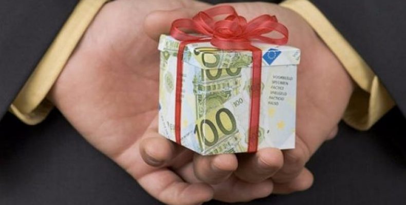Подарунки в 2020 році: з якої суми сплачується податок?