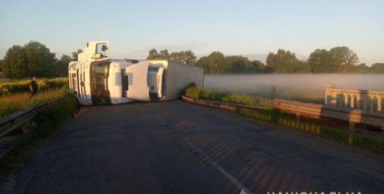 На Чернігівщині перекинувся турецький автомобіль з персиками