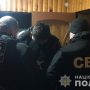 Двох співробітників правоохоронних органів затримали поліцейські