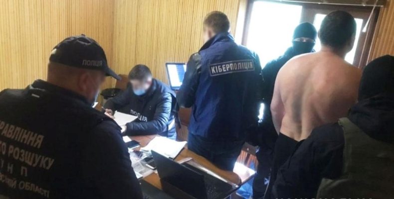 Поліцейські Чернігівщини викрили шахрайський кол-центр
