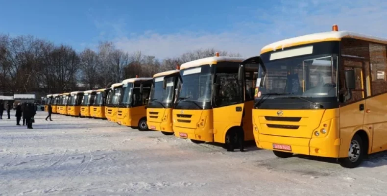 Тринадцять громад Чернігівщини отримали шкільні автобуси