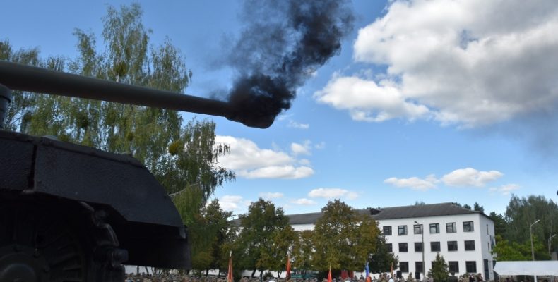 Танковий монумент, який стріляє, встановили на Чернігівщині