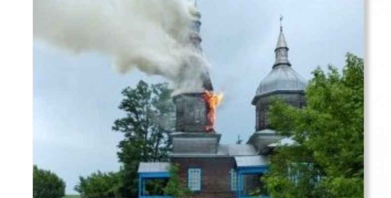 Згоріла церква, збудована без жодного гвіздка