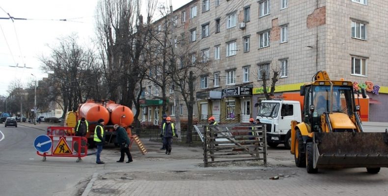 Наслідки аварії ліквідовують на водопроводі у Чернігові