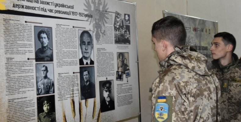 У Чернігові відкрилася патріотично-військова виставка