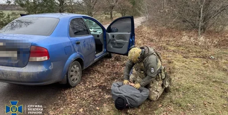 Трьох осіб, які незаконно торгували зброєю, боєприпасами та вибухівкою, затримали у Чернігові